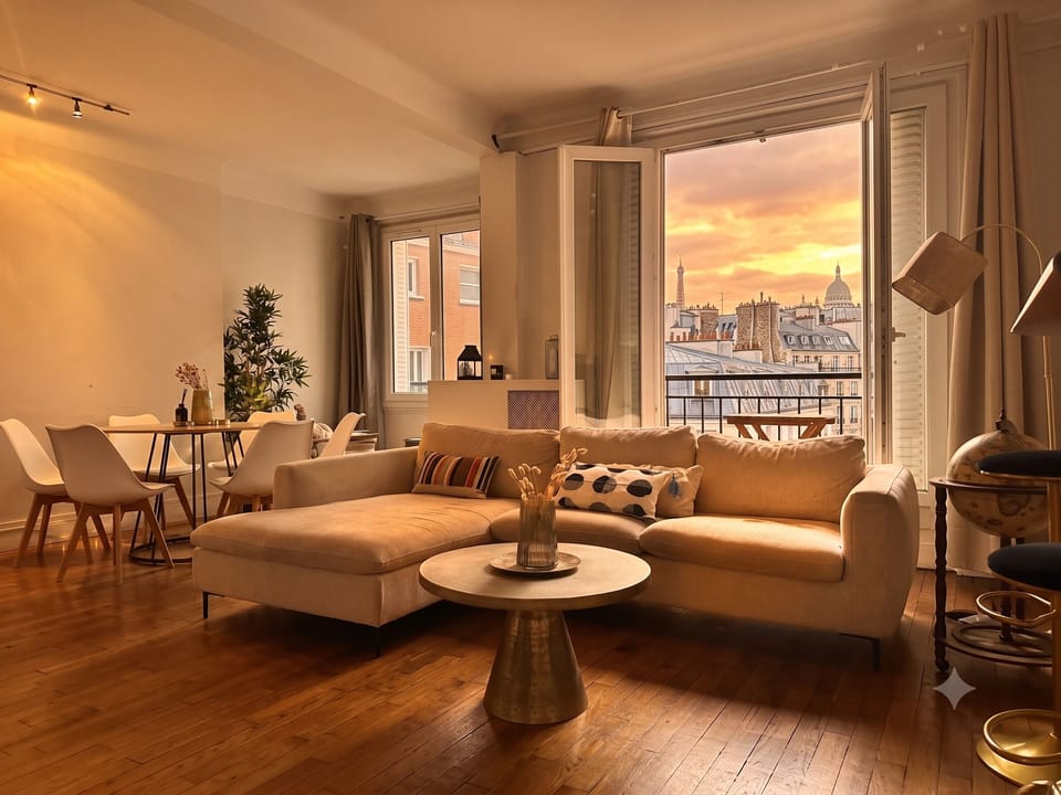 Deluxe Apartment, City View | Living area