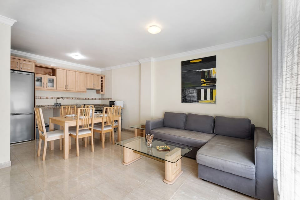 Apartment, 2 Bedrooms | Dining room