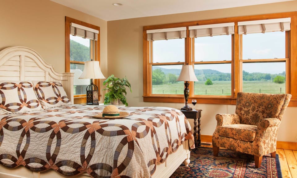 Deluxe Room, 1 Queen Bed | Free WiFi, bed sheets