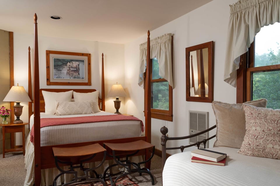 Deluxe Room, 1 Queen Bed | Free WiFi, bed sheets