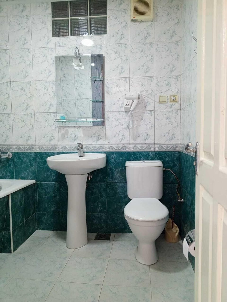 Classic Room, Garden View | Bathroom | Rainfall showerhead, hair dryer, slippers, towels
