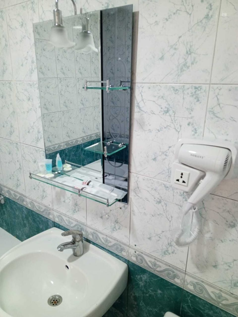 Classic Room, Garden View | Bathroom | Rainfall showerhead, hair dryer, slippers, towels
