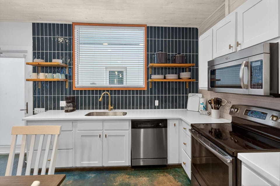 House, Multiple Beds, Garden View (Tropics on Tenth) | Private kitchen