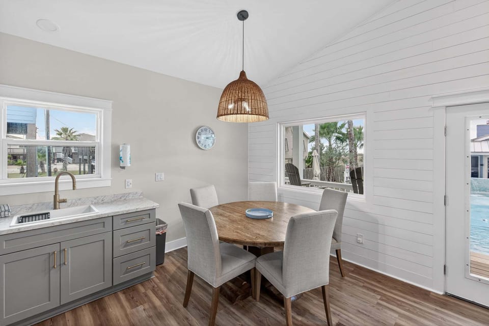 House, Multiple Beds, Pool Access, Pool View (High Tide Hideaway) | Dining