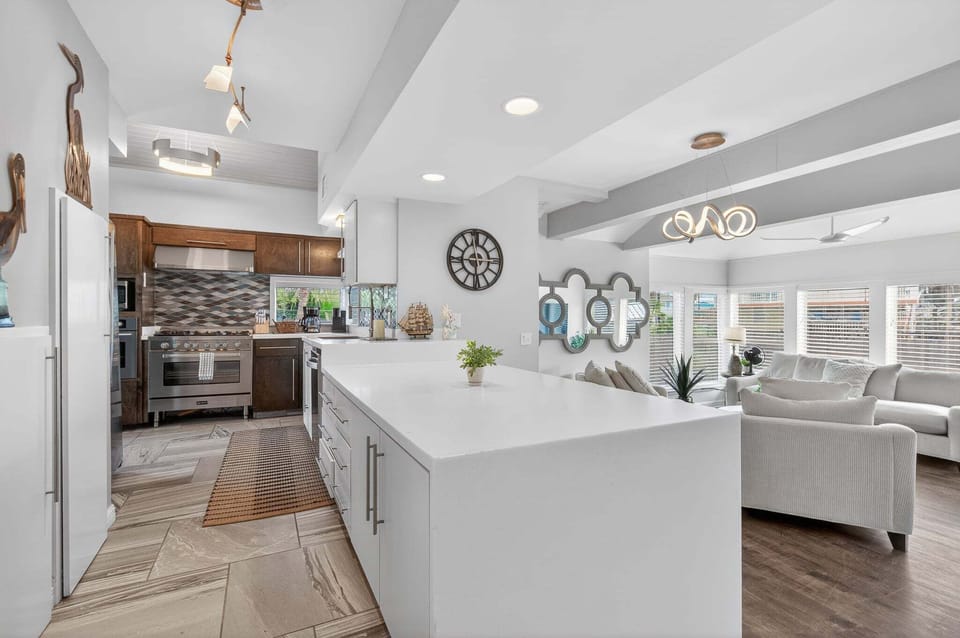 House, Multiple Beds, Pool Access, Pool View (High Tide Hideaway) | Interior