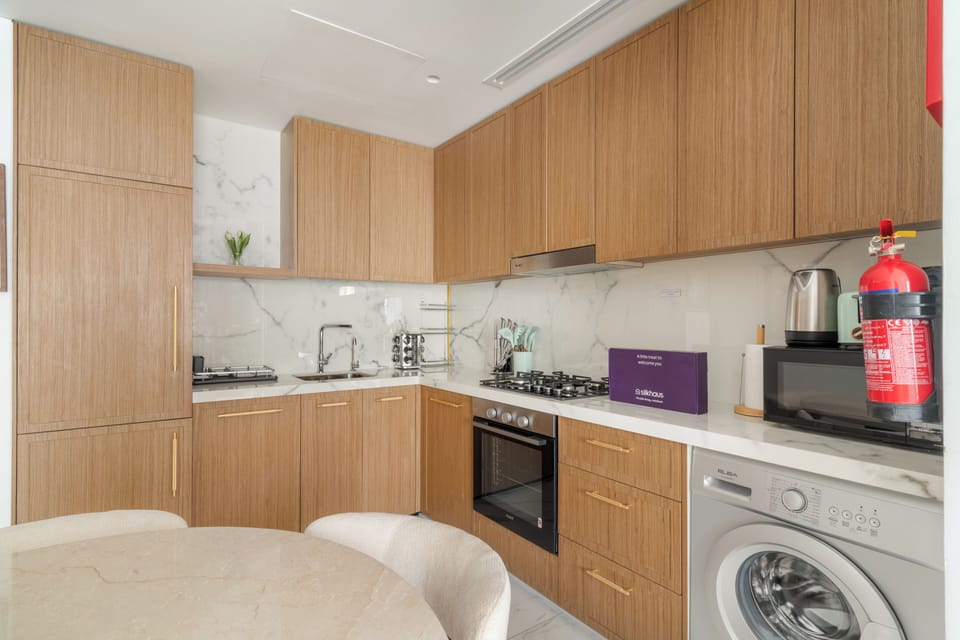 Espresso maker, fridge, microwave, stovetop