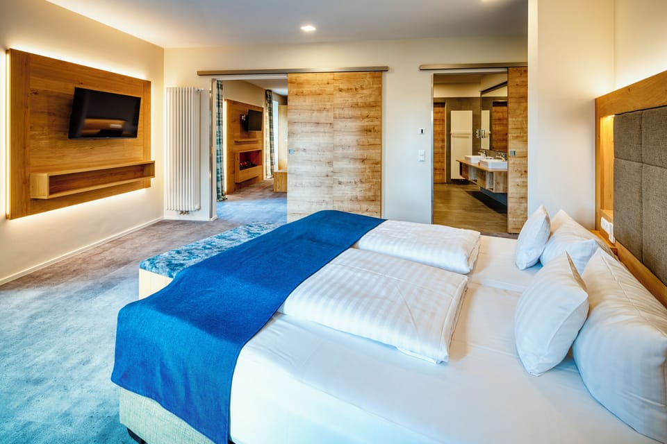 Superior Suite | In-room safe, desk, laptop workspace, WiFi (free)