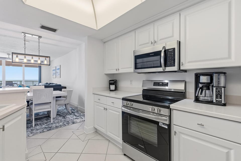 Condo, Multiple Beds (DiMucci Twin Towers 1402) | Private kitchen