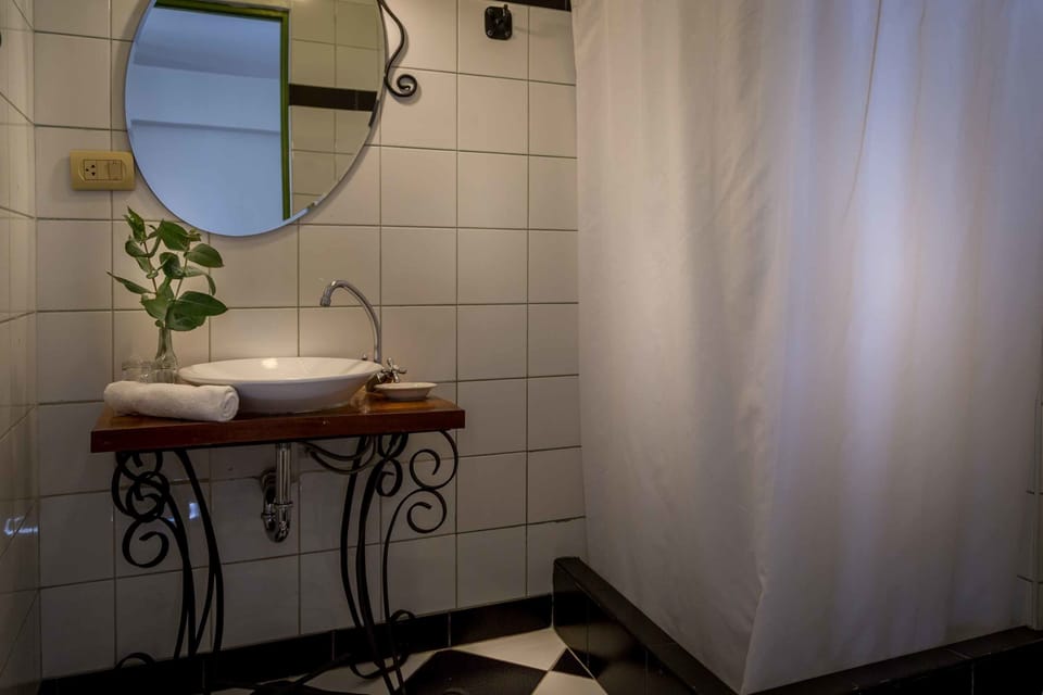 Shower, free toiletries, towels