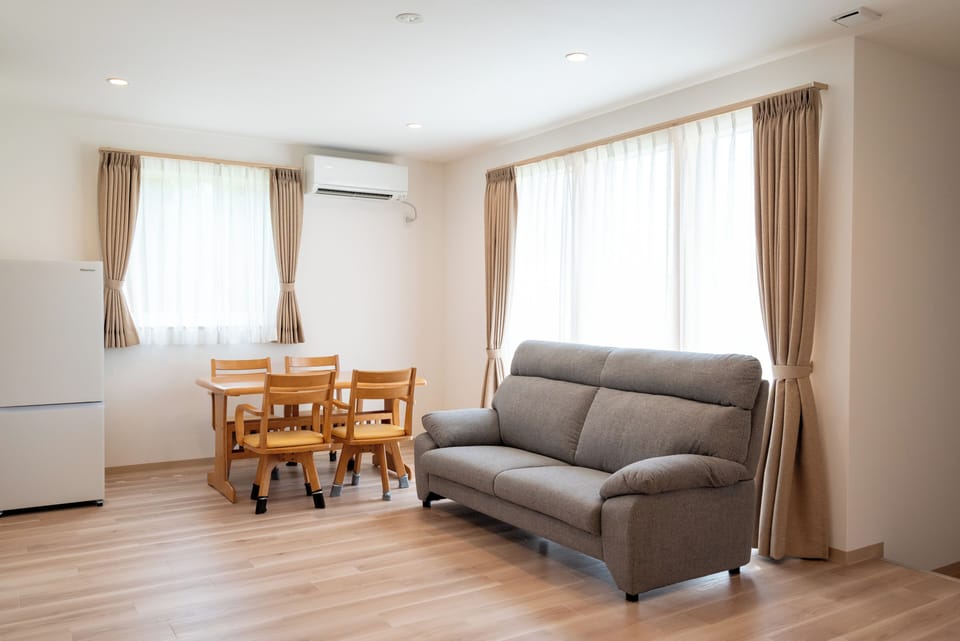 Basic House, 2 Bedrooms, City View | Living area