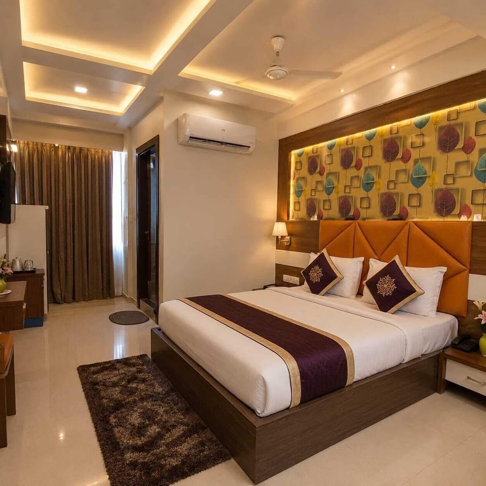 Deluxe Room | Egyptian cotton sheets, premium bedding, memory foam beds, desk