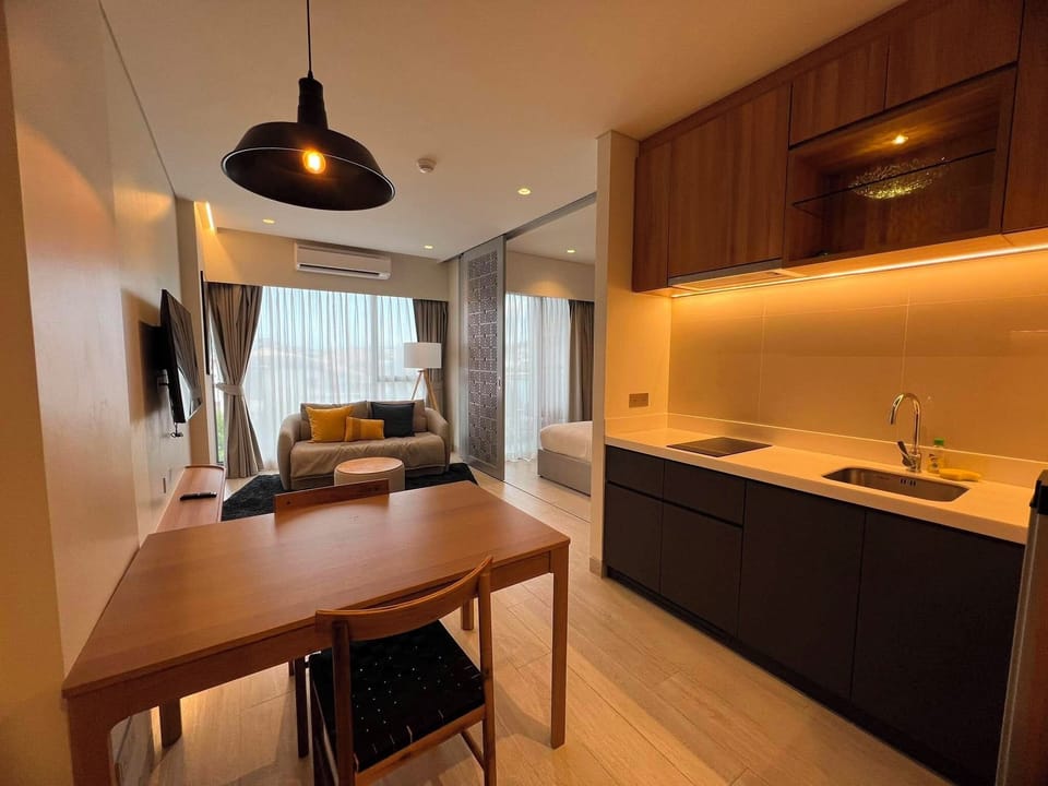 Deluxe Condo, Kitchenette, Lake View | Interior
