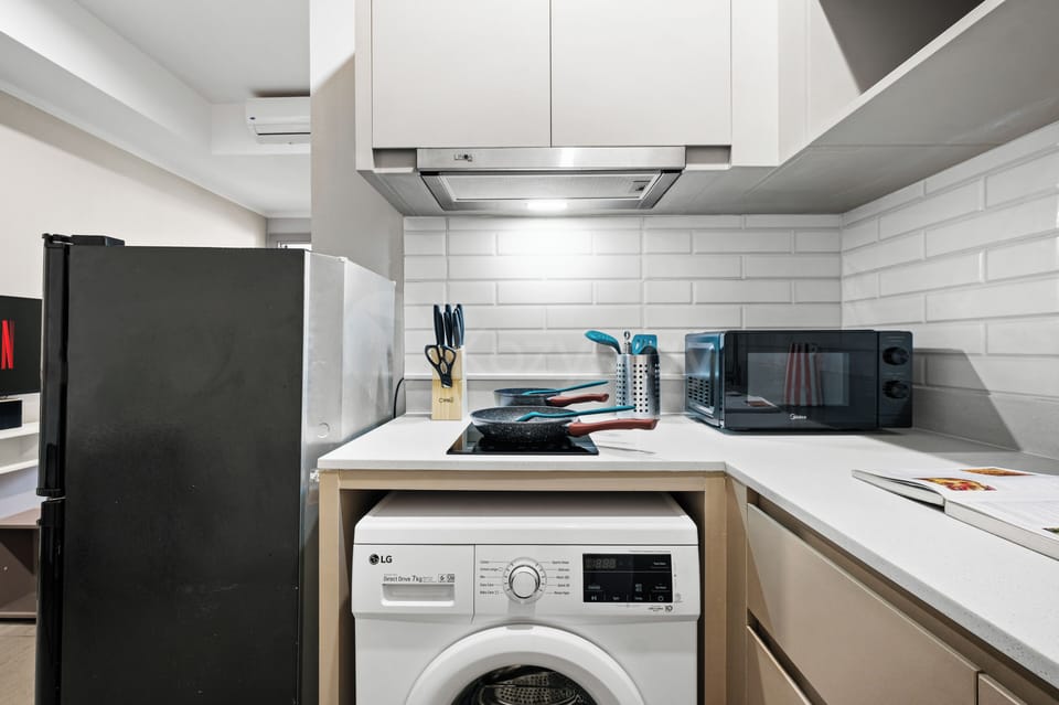 Apartment, 2 Bedrooms, City View | Private kitchen | Full-size fridge, microwave, stovetop, cookware/dishes/utensils
