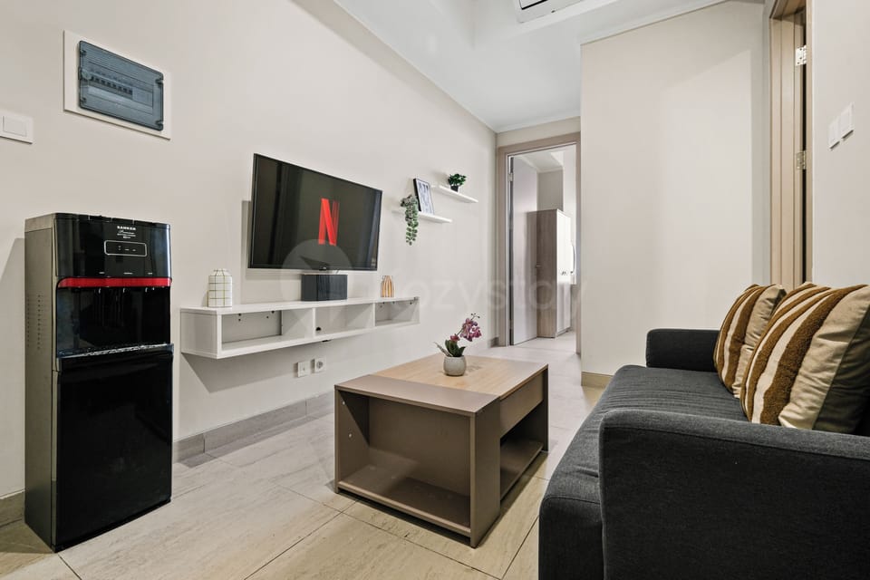 Apartment, 2 Bedrooms, City View | Living area | 43-inch Smart TV with cable channels, Netflix, streaming services