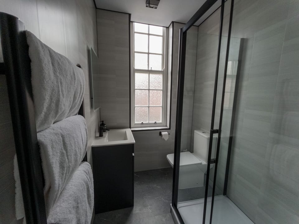 Shower, hydromassage showerhead, free toiletries, hair dryer