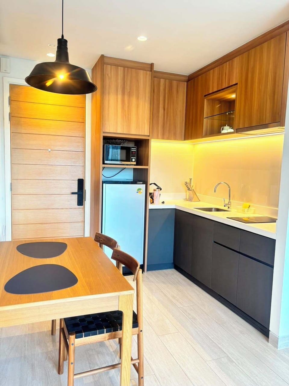 Deluxe Condo, Kitchenette, Lake View | Dining