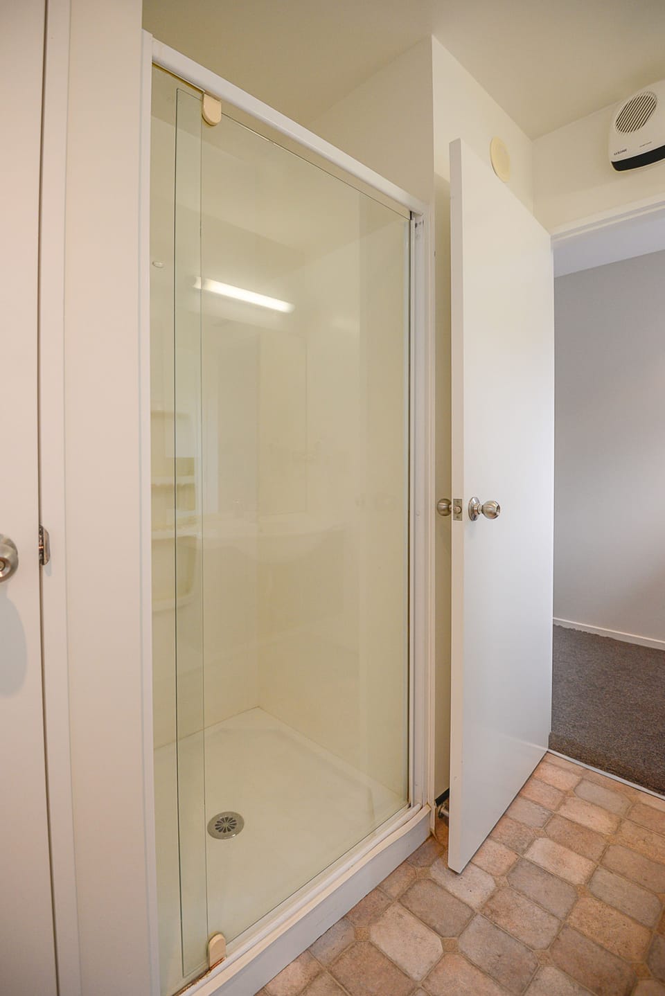 Standard Room | Bathroom | Free toiletries, hair dryer, towels