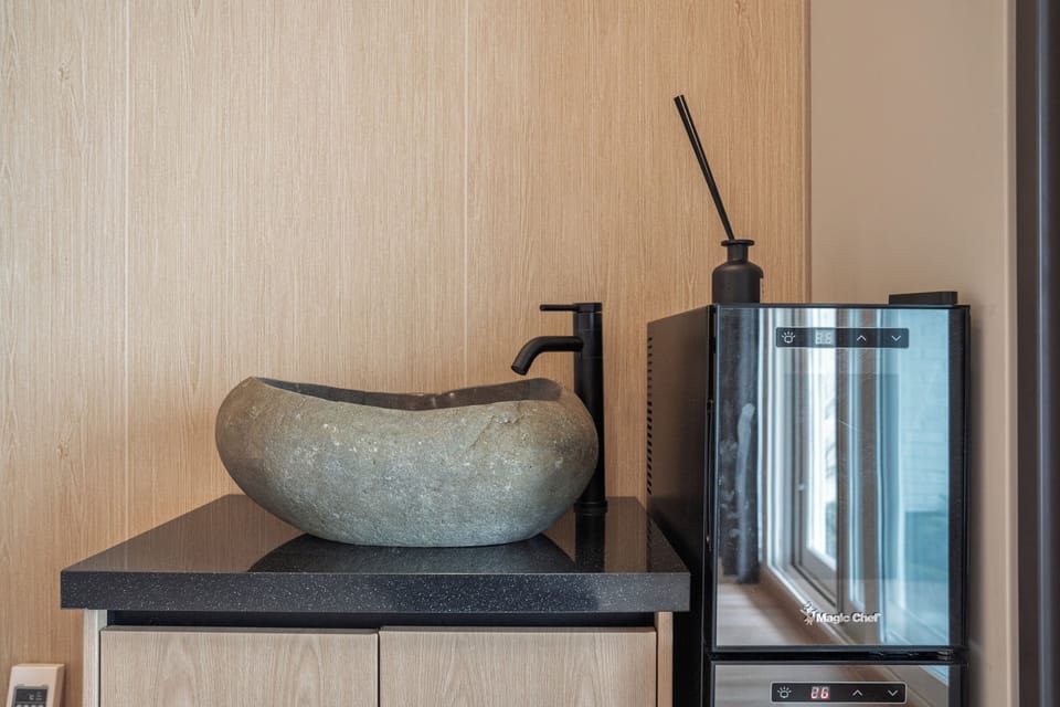 Flow Suite Room 1002 | Living area