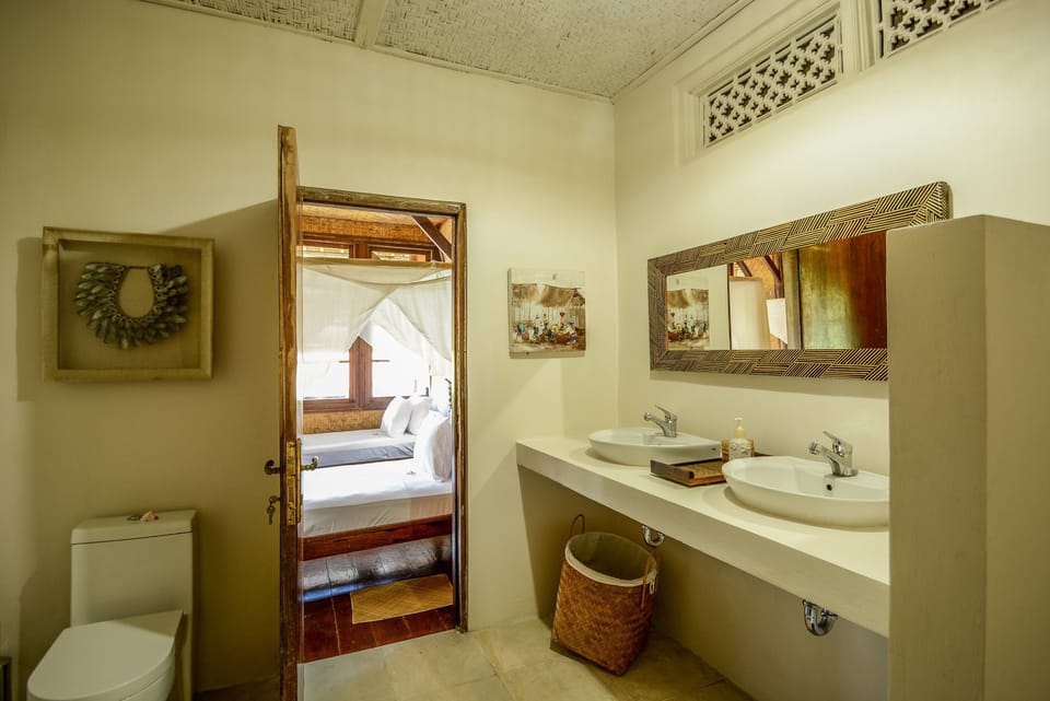 Superior Triple Room, Mountain View (Villa Kayu 1C) | Bathroom | Shower, free toiletries, hair dryer, towels
