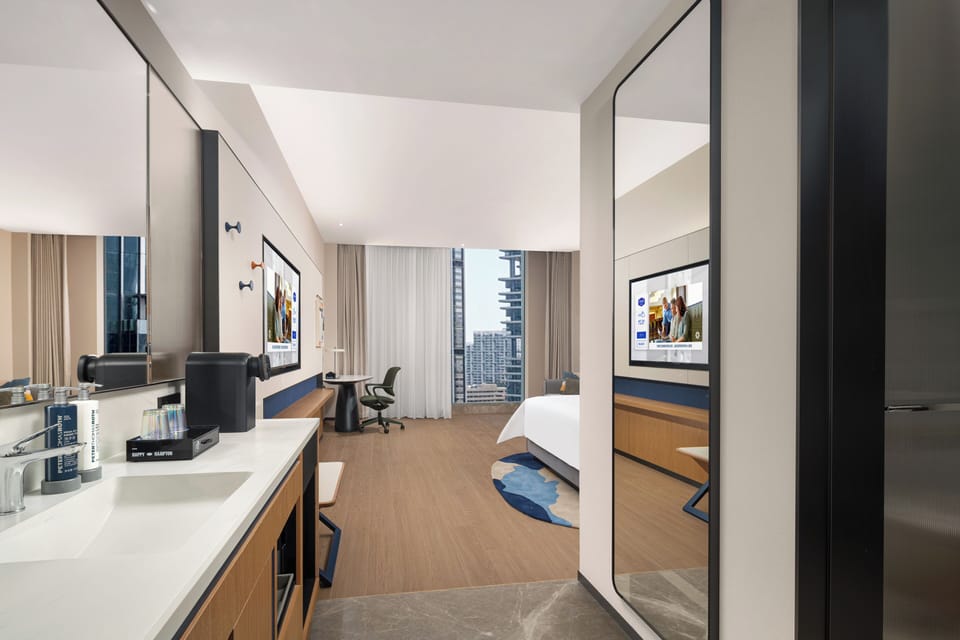 Business Single Room | Desk, laptop workspace, blackout drapes, soundproofing