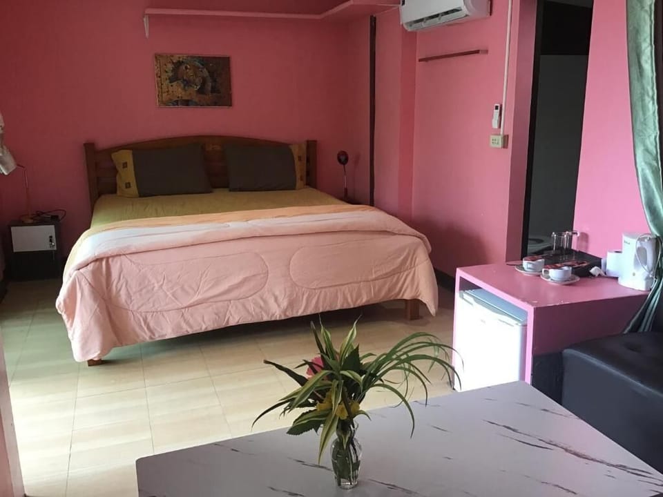 In-room safe, WiFi (free)