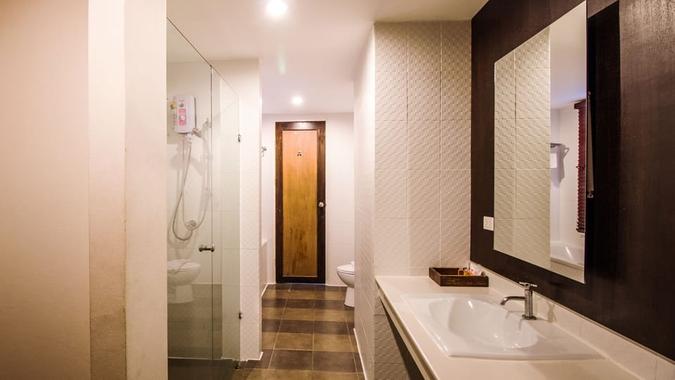 Presidential Suite | Bathroom | Shower, hair dryer, towels, soap