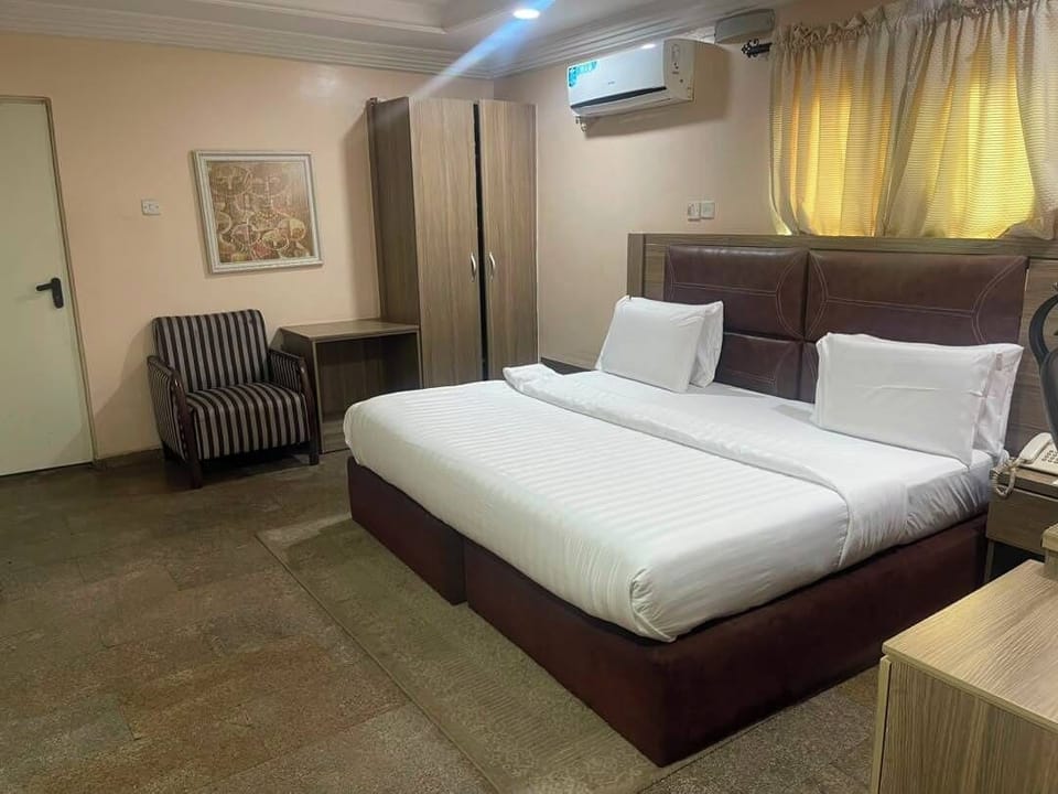 Executive Suite | In-room safe, desk, laptop workspace
