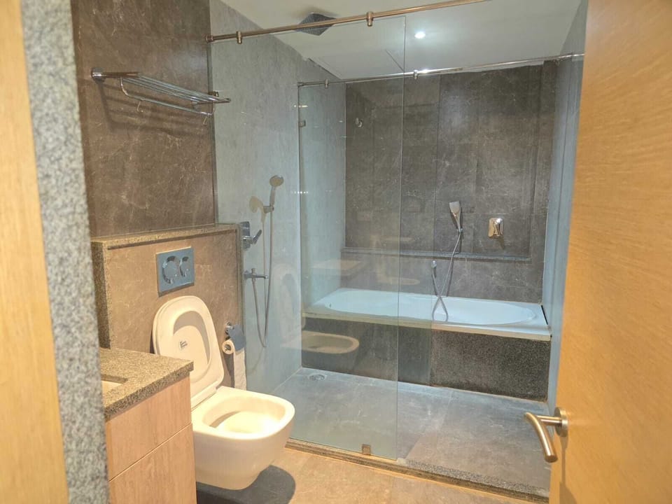 Executive Double or Twin Room | Bathroom | Hair dryer, towels, soap, shampoo