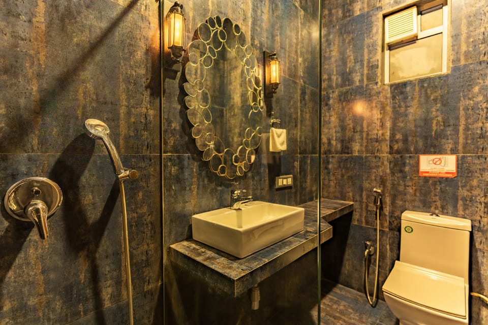 Family Room | Bathroom | Shower, rainfall showerhead, towels