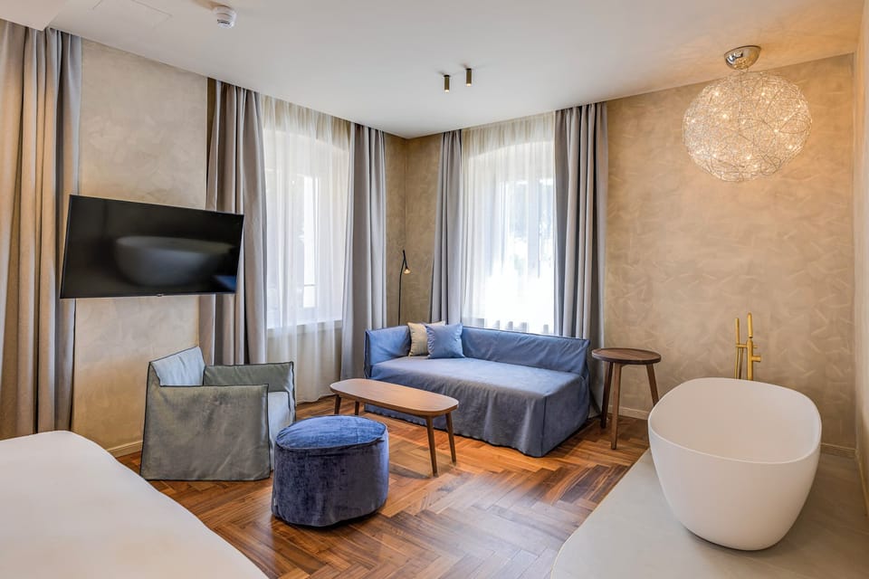 Junior Suite, Vineyard View | In-room safe, desk, laptop workspace, blackout drapes