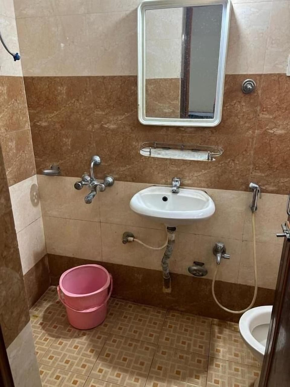 Economy Double Room | Bathroom | Shower, free toiletries, soap, shampoo