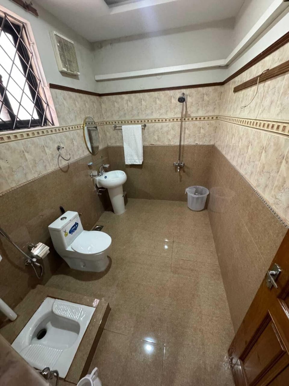 Deluxe Room | Bathroom | Shower, towels, shampoo, toilet paper