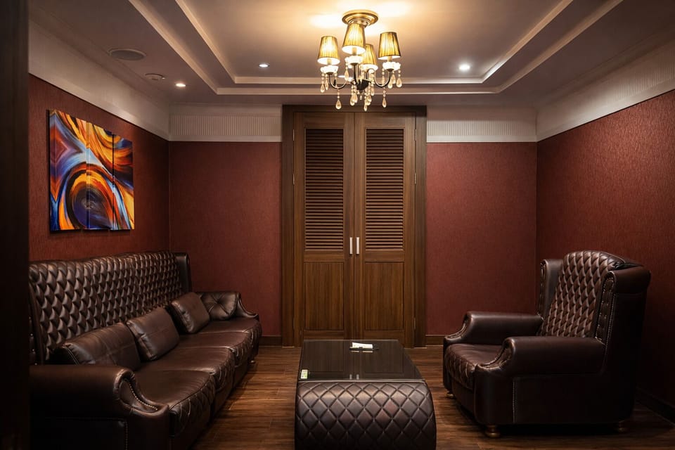 Suite | Living area | Flat-screen TV