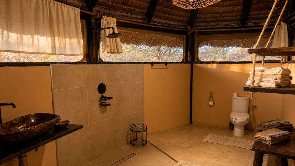 Deluxe Cottage, River View | Bathroom | Shower, towels, soap, shampoo