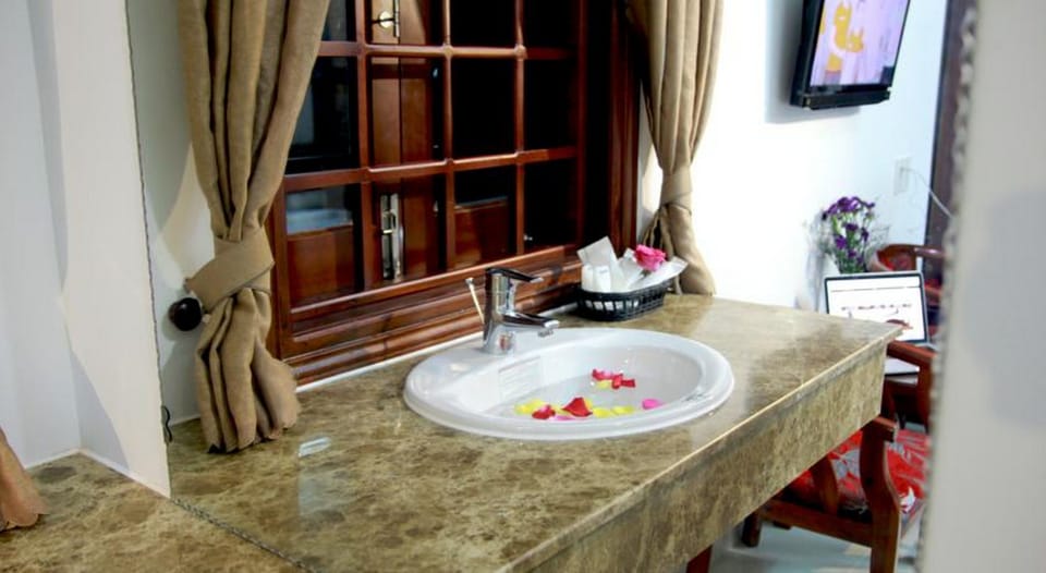 Bathroom sink