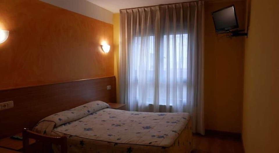 Desk, cribs/infant beds, rollaway beds, free WiFi