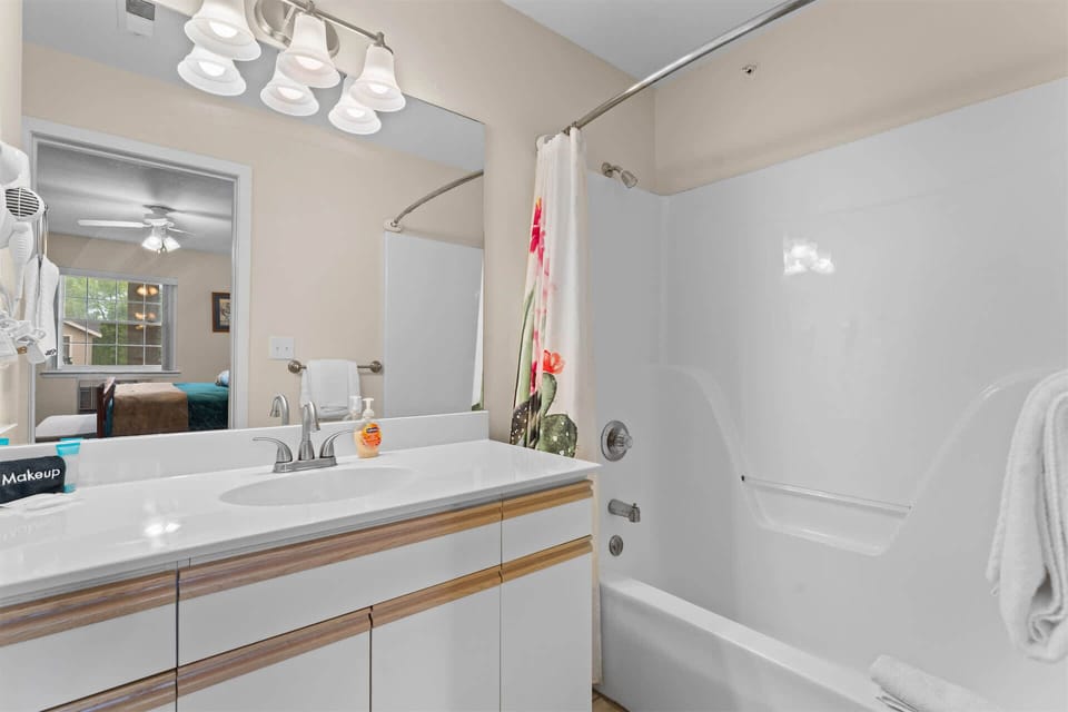 Pond View Escape - Resort Access Apartment in Hollister