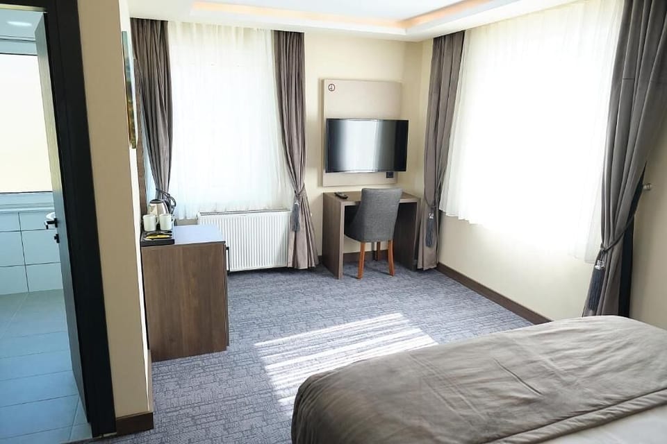 Standard Double Room (Doppelzimmer) | In-room safe, desk, laptop workspace