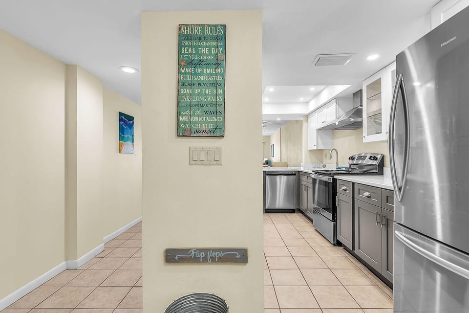 Condo, 1 King Bed (Shalimar 302) | Private kitchen