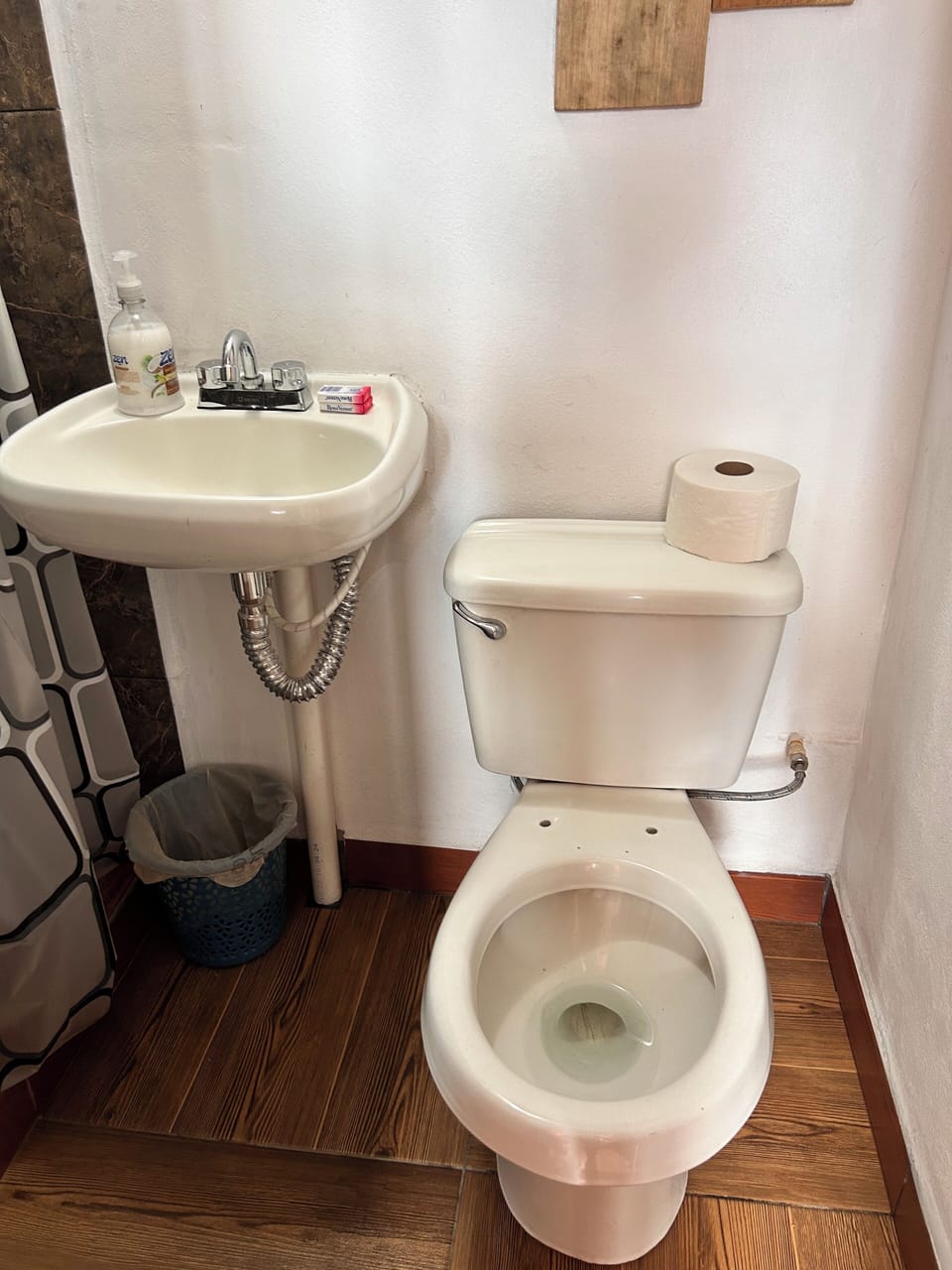 Double Room, Patio | Bathroom | Shower, towels, shampoo, toilet paper