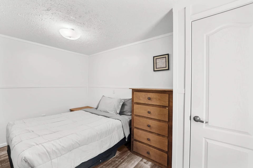 House, Multiple Beds, Kitchen, Garden View (Hungry Horse Hideout) | 3 bedrooms, individually decorated, individually furnished, bed sheets