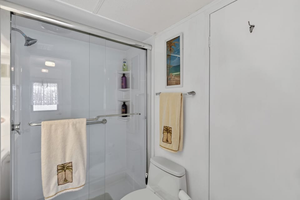Classic Mobile Home | Bathroom