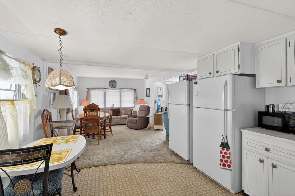 Classic Mobile Home | Private kitchen | Coffee/tea maker, dining table