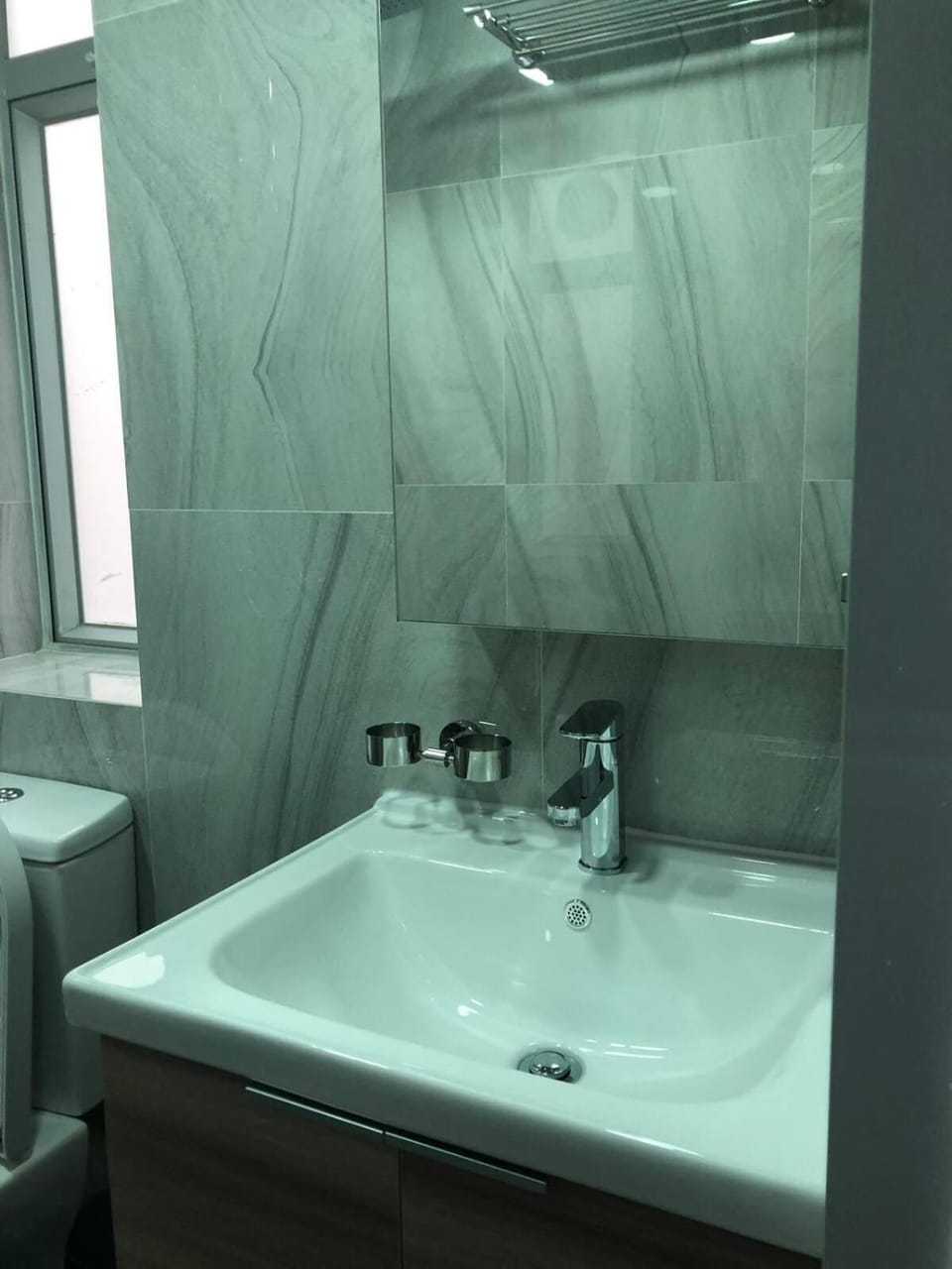 Shower, free toiletries, hair dryer