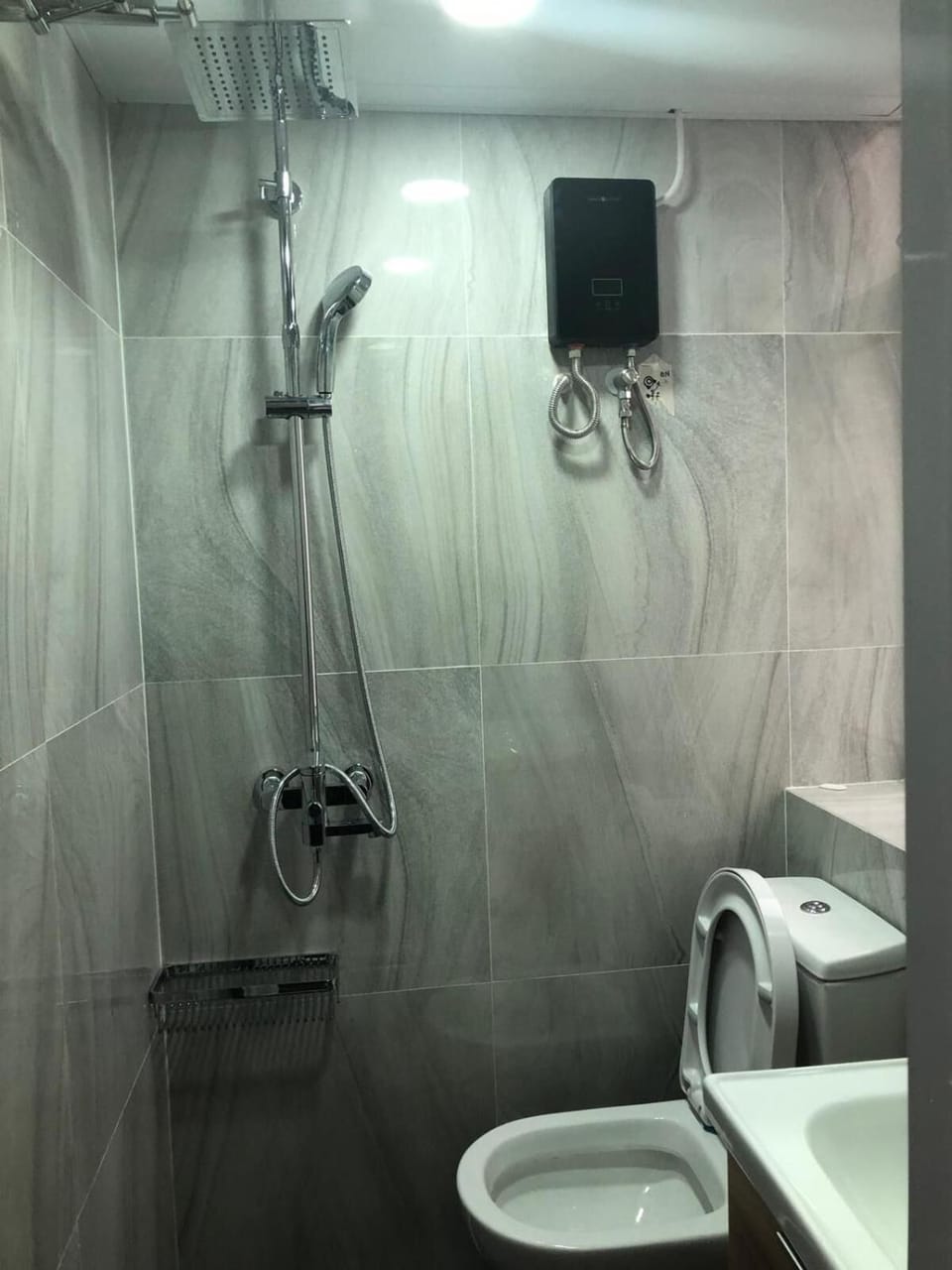 Shower, free toiletries, hair dryer