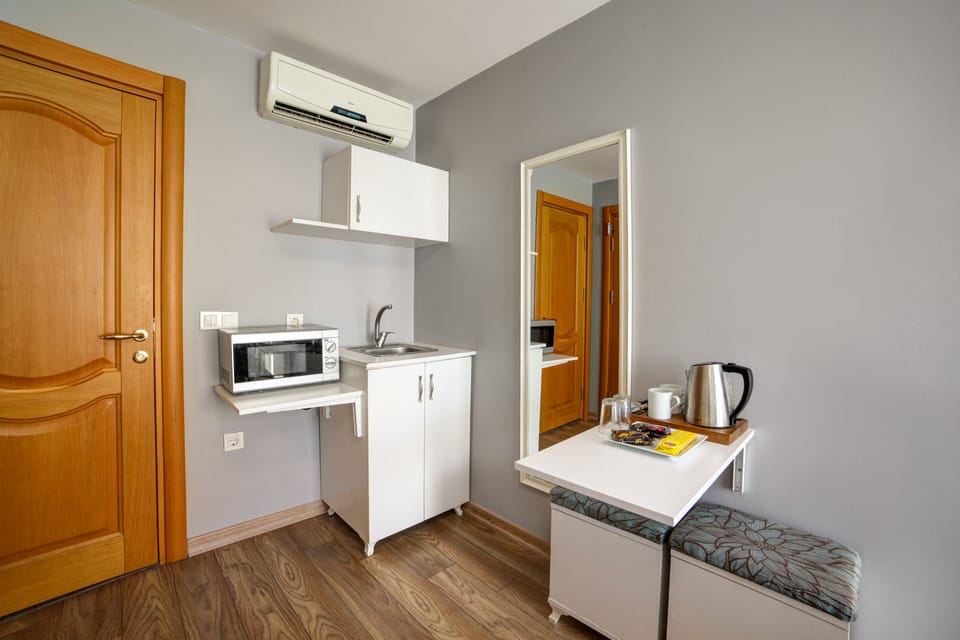 Deluxe Double Room, Balcony | In-room safe, desk, soundproofing, free WiFi