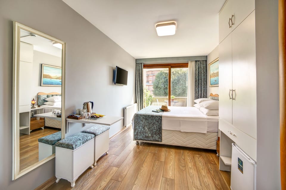 Deluxe Double Room, Balcony | In-room safe, desk, soundproofing, free WiFi