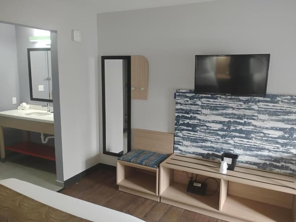 Double Room, Non Smoking | In-room safe, blackout drapes, iron/ironing board, WiFi (free)