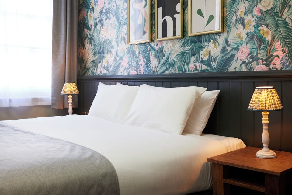 Mini Double | Desk, blackout drapes, WiFi (free), bed sheets