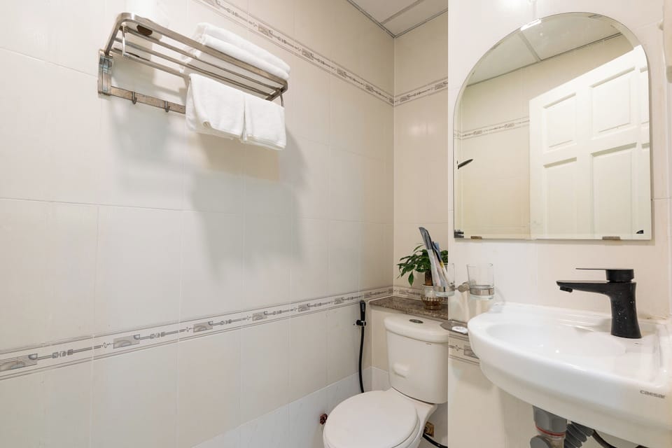 Standard Double Room | Bathroom | Shower, free toiletries, hair dryer, slippers